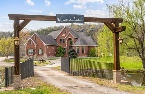 Branson Apartment | Lakeshore Hideout: Spacious Family Retreat with Private Dock & Prime Trout Fishing!