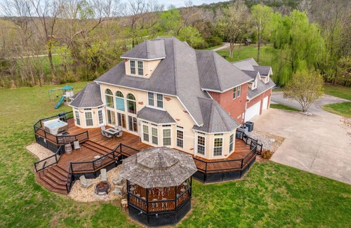 Branson Apartment | Lakeshore Hideout: Spacious Family Retreat with Private Dock & Prime Trout Fishing!