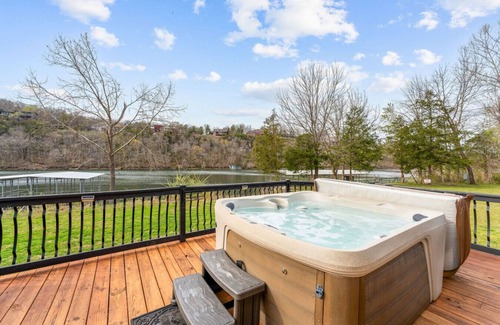 Branson Apartment | LakeShore HideOut!