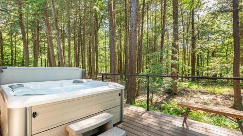 Blakeslee House | Lakeshore Oasis by AvantStay Private Beach Views Hot Tub Volleyball