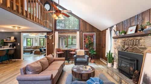 Blakeslee House | Lakeshore Oasis by AvantStay Private Beach Views Hot Tub Volleyball