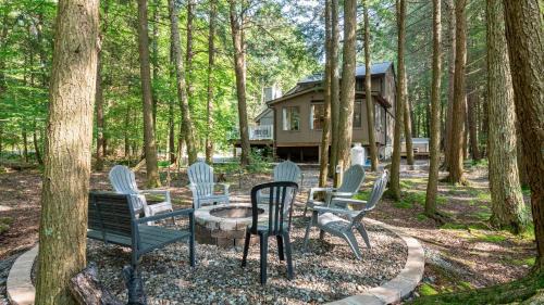 Blakeslee House | Lakeshore Oasis by AvantStay Private Beach Views Hot Tub Volleyball