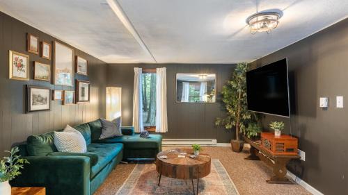 Blakeslee House | Lakeshore Oasis by AvantStay Private Beach Views Hot Tub Volleyball