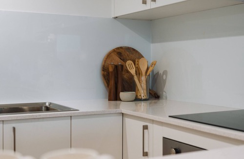 Belconnen Apartment | Lakeside 3-Bed Apartment with Jacuzzi