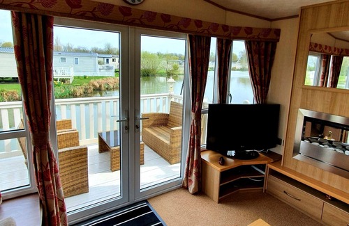 Ampney Crucis House | Lakeside 3 bedroom, 8 berth static caravan is set in the heart of the Cotswolds,
