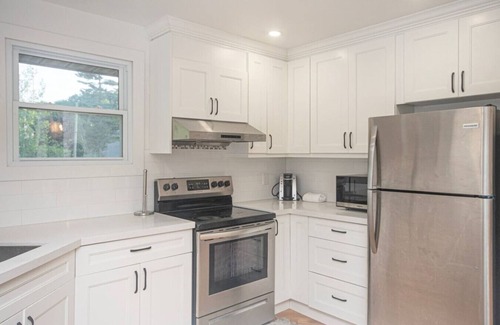 Bewdley House | Lakeside 4BR Cottage in Bailieboro w/BBQ Grill