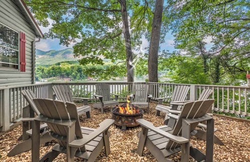 Lake Lure Cottage | Lakeside 4BR~Mountain Views | Firepit | Game Room
