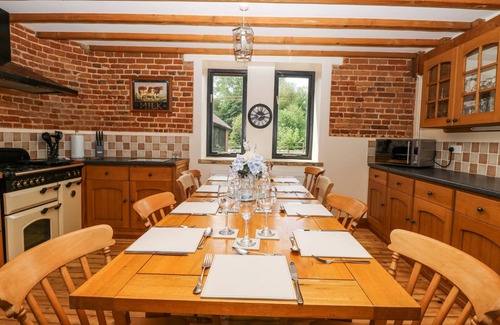 Felmingham Cottage | LAKESIDE BARN, family friendly, country holiday cottage in Aylsham