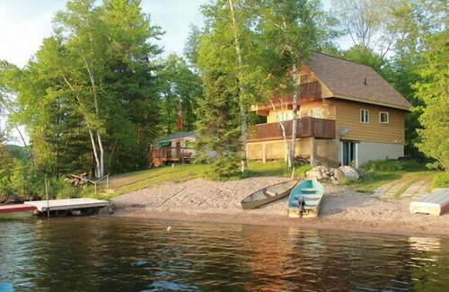 Havelock-Belmont-Methuen Cottage | Lakeside Beach Haven - 4 Season Property - Sandy beach Cordova Lake, Havelock ON