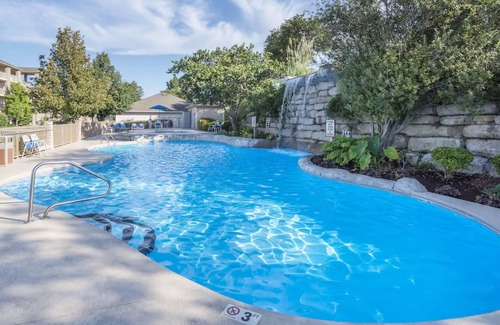 Hollister Condo | Lakeside Bliss: Your Ozark Mountain Retreatn