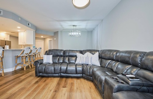 Tropical Cove Condo | Lakeside Breeze at Lexington CC Lake Village