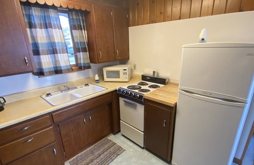 Long Beach Cabin | LAKESIDE CABIN 1 bedroom 1 bath efficiency apartment nice couple getaway cabin 1
