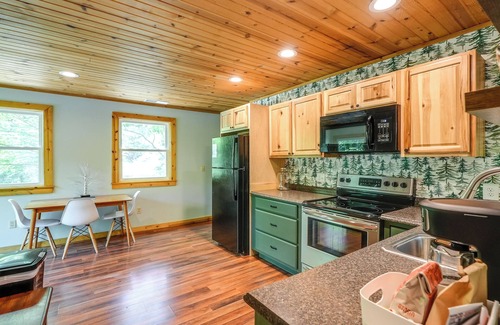 Sandyville Cabin | Lakeside Cabin | Fish Swim Kayak