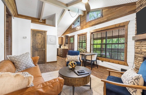 Indian Point Cabin | Lakeside Cabin for 6! Swim, Fish, Kayak! 5 Min to SDC!