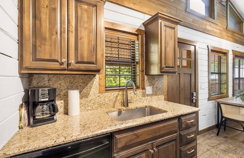 Indian Point Cabin | Lakeside Cabin for 6! Swim, Fish, Kayak! 5 Min to SDC!