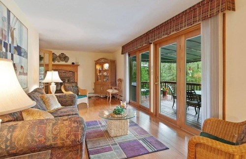 Barnstead Ski Chalet | Lakeside Charm, Private Beach, Gun Stock, Locke Lake, all season memories
