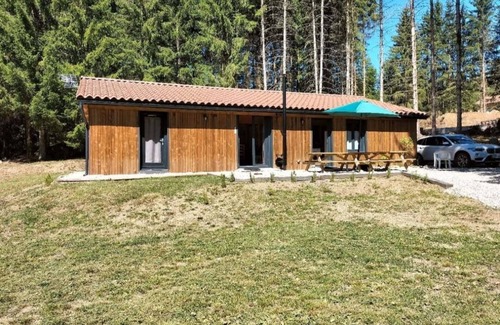 Le Lac-d'Issarles Ski Chalet | Lakeside cottage in the heart of nature