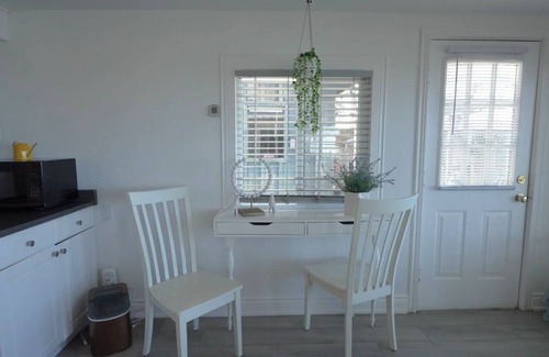 Lambton Shores Cottage | Lakeside Cottage Retreat – Stunning Sunsets & Waterfront Fun