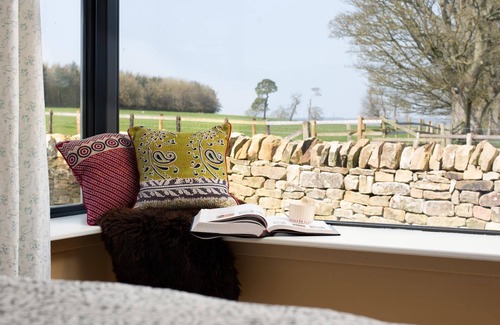 Capheaton Cottage | Lakeside Cottage, Alice in Capheaton, Northumberland - sleeping 4 guests in two bedrooms