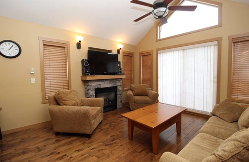 Central Okanagan Cottage | Lakeside cottage along La Casa Cottage Resort