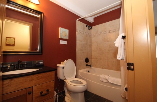 Central Okanagan Cottage | Lakeside cottage along La Casa Cottage Resort