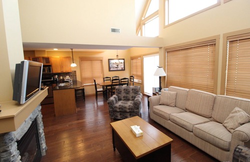 Central Okanagan Cottage | Lakeside cottage along La Casa Cottage Resort