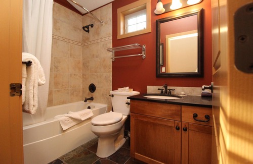 Central Okanagan Cottage | Lakeside cottage along La Casa Cottage Resort