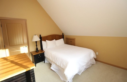 Central Okanagan Cottage | Lakeside cottage along La Casa Cottage Resort