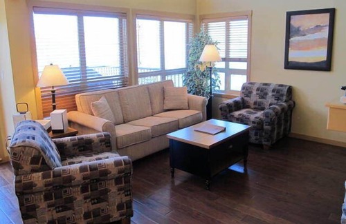 Central Okanagan Cottage | Lakeside cottage along La Casa Cottage Resort