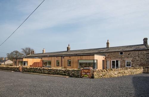 Capheaton Cottage | Lakeside Cottage, Edward in Capheaton, Northumberland - sleeping 2 guests in one bedrooms