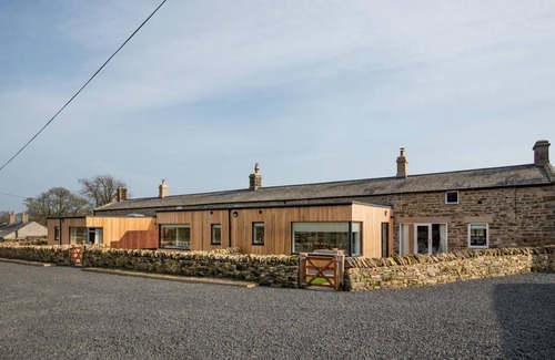 Capheaton Cottage | Lakeside Cottage, Emily in Capheaton, Northumberland - sleeping 2 guests in one bedroom