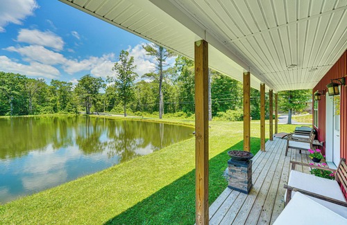 Brodheadsville Cottage | Lakeside Cottage w/Porch in Pocono Mountains