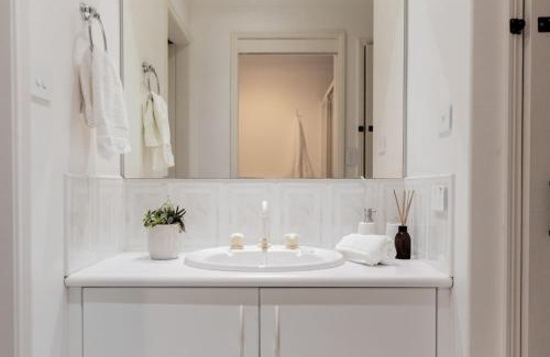 Fishing Point House | Lakeside Escape