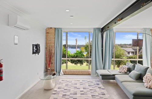 Fishing Point House | Lakeside Escape