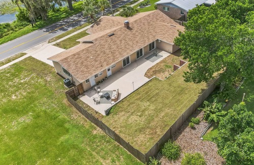 Auburndale House | Lakeside Escape - Modern & Spacious - Ace Location