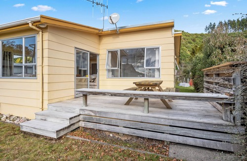 Motuoapa Cottage | Lakeside Escape - Motuoapa Holiday Home