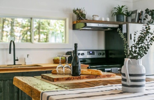 Potton Ski Chalet | Lakeside Escape with Hot Tub & Activities