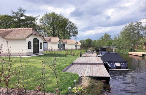 Sint Nicolaasga House | Lakeside Farm Stay, Friesland