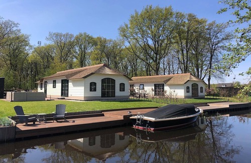 Sint Nicolaasga House | Lakeside Farm Stay, Friesland