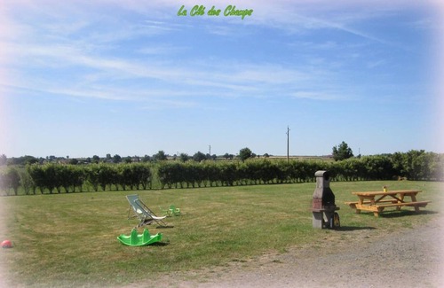 Pierrefitte-sur-Loire Cottage | Lakeside chalet with terrace, pets welcome