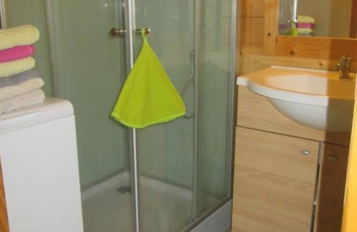 Pierrefitte-sur-Loire Cottage | Lakeside chalet with terrace, pets welcome