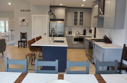 Como House | LAKESIDE GEM ! ONE BLOCK FROM SHORELINE ! in fabulous Lake Geneva .