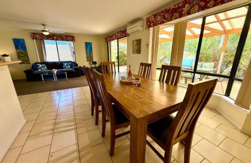 Encounter Bay House | Lakeside Getaway - 4br Jetty, Wi-fi, Waterfront