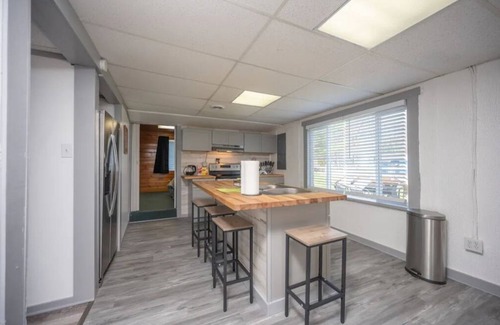 Houghton Lake Apartment | Lakeside Haven: Modern Apt