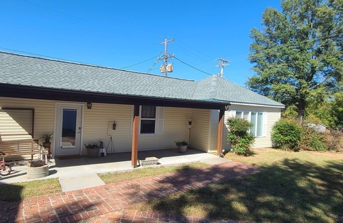 Florence House | Lakeside Highlands Guesthouse- Close to parks, shopping, and dining!