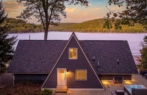 Mountainside Ski Chalet | Lakeside Hill Chalet in Deep Creek - Hot Tub, Dock & Minutes to Wisp Ski Resort