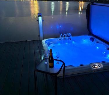 Dogdyke House | Lakeside Holiday Home with Hot Tub