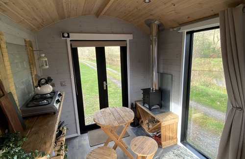 Horns Cross Cabin | Lakeside Hut with log burner and fire pit
