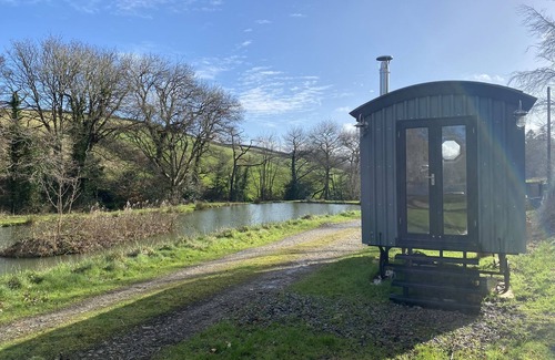 Horns Cross Cabin | Lakeside Hut with log burner and fire pit