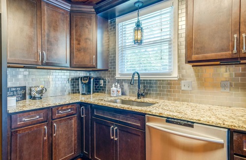 Gallatin Cottage | Lakeside: King Bed, Firepit, Kayaks & Fishing Gear